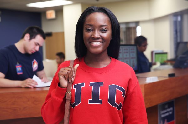 Female Student smiling at UIC Helpdesk