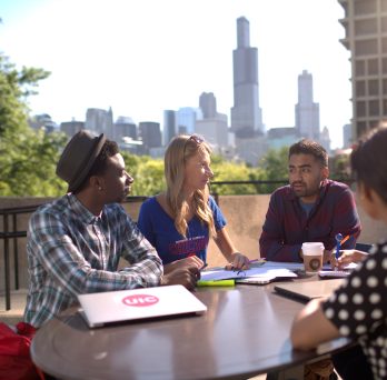 Image of students at UIC around laptop
                  
