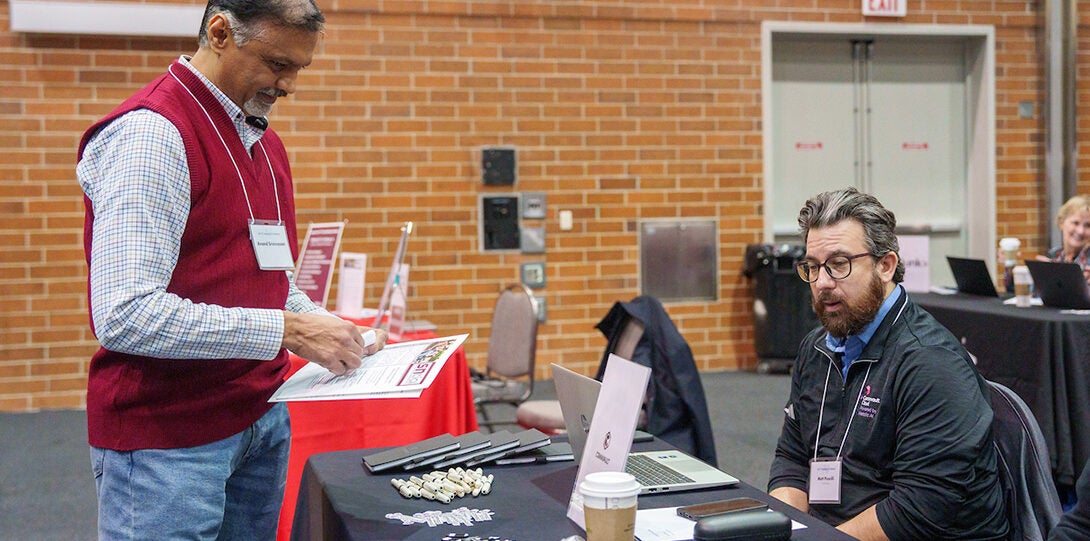 ITCC Attendee speaking with vendor